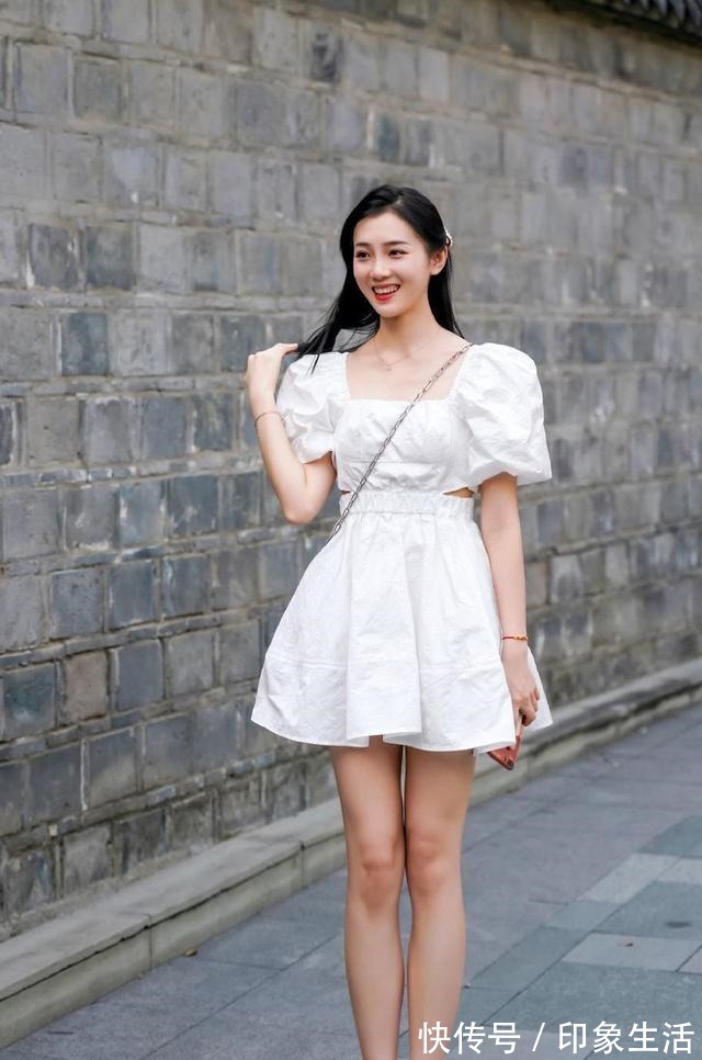 女孩子 最清爽的夏季穿搭套装,小白裙+小白鞋就够了,清凉干净又舒适!