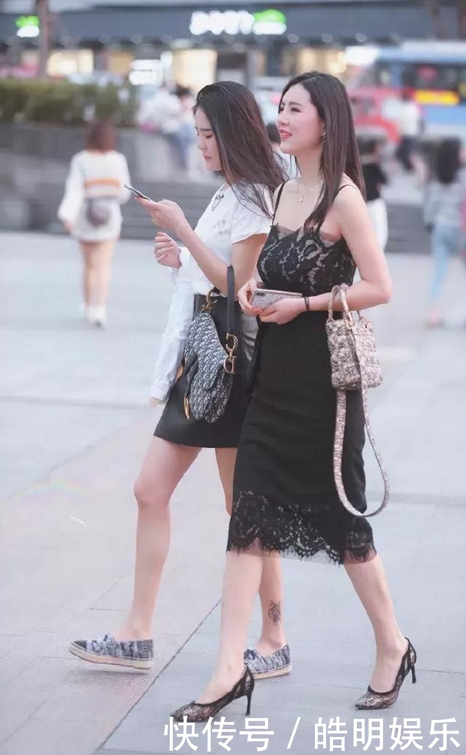 路人街拍,美女阔腿裤搭配白色的衬衫,看上去非常的美