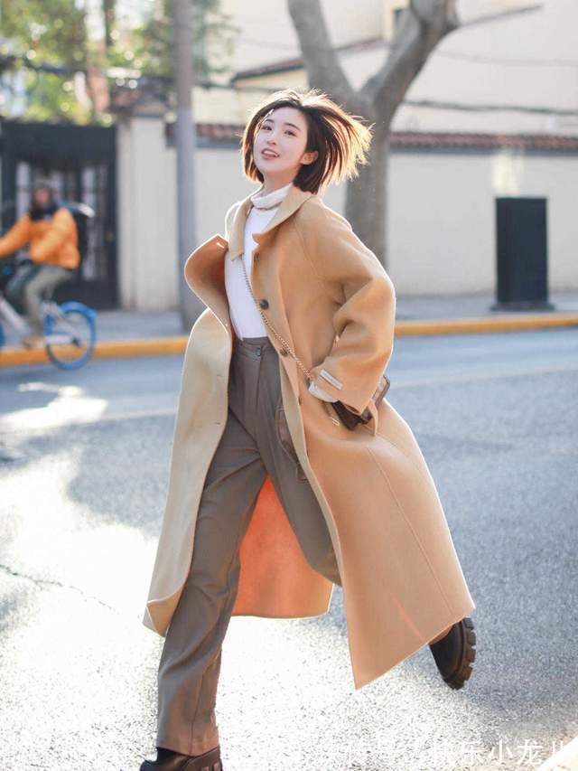 裤子|秋天太适合穿大地色了,大衣搭配直筒裤气质又高级,太喜欢了