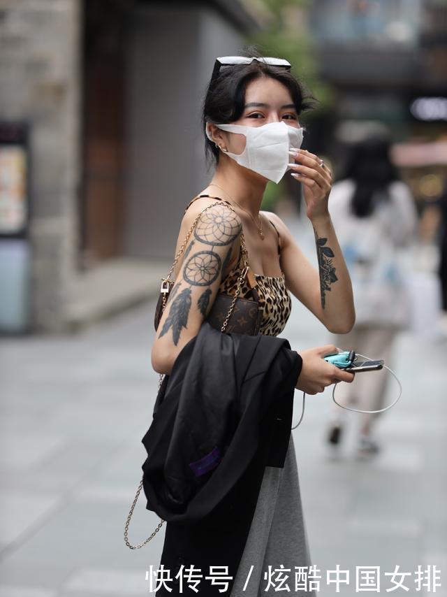 小姐姐豹纹吊带搭配灰色运动裤,展现独特野性美