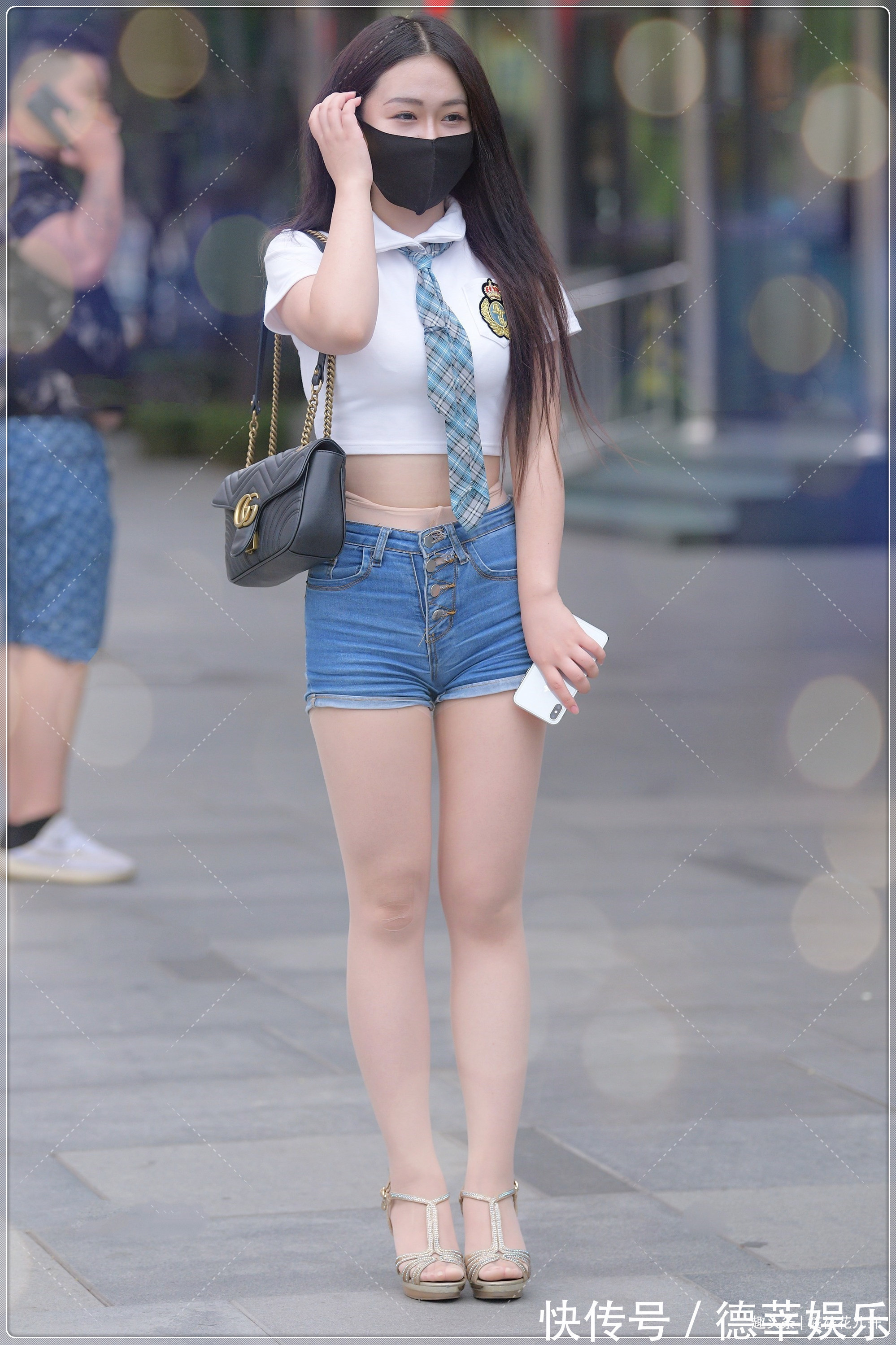 牛仔裤 白色短款紧身T恤,搭配短款牛仔裤,清新靓丽