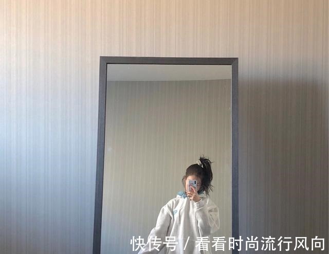 《青春有你2》李子璇穿著熒光粉的吊帶裙大冬天在室外溜達(dá)!