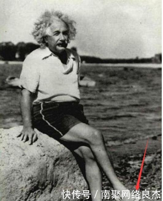 半身照 愛因斯坦的照片為何都只有半身照？看看他穿的鞋子，讓人哭笑不得
