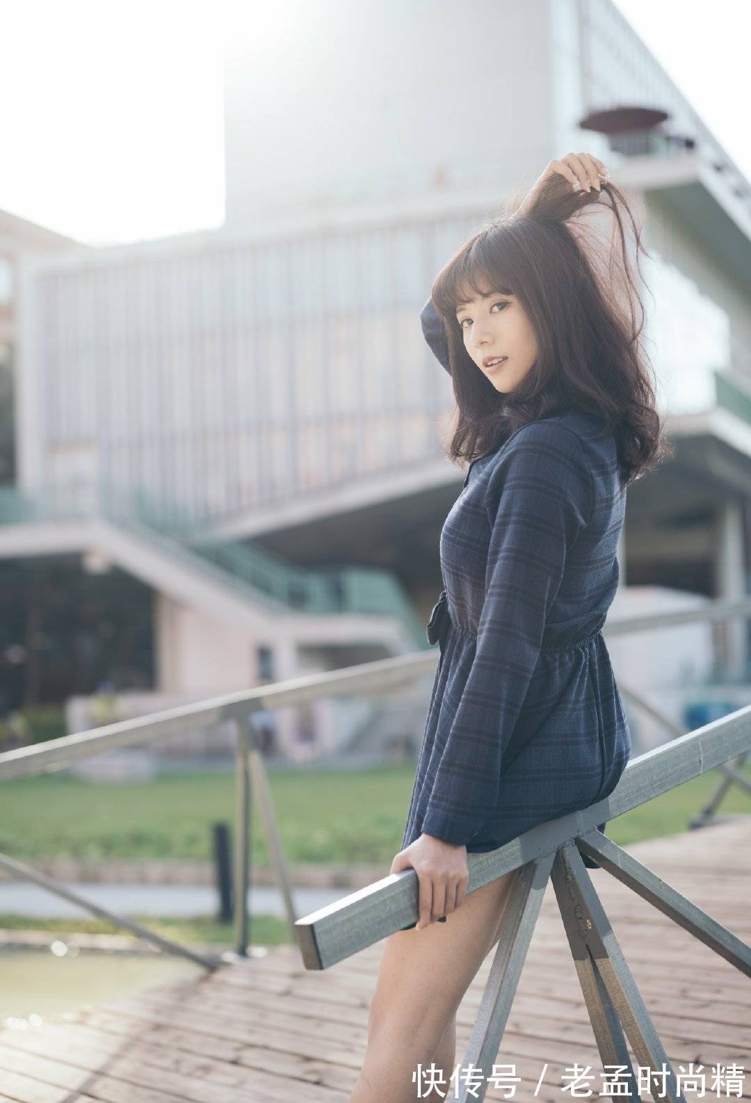 高跟短靴 深色的格子裙具有干练的气质,搭配黑色高跟短靴,凸显高挑身材