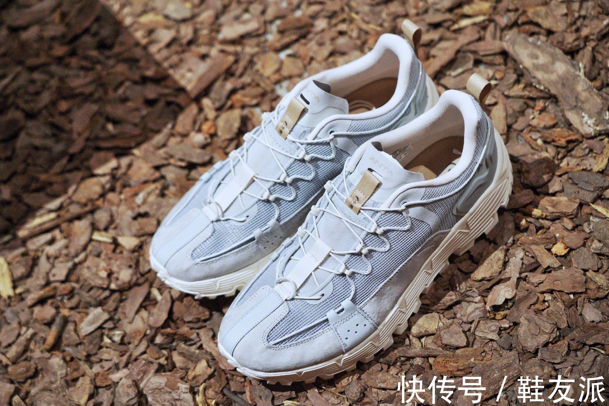 领奖服|安踏配国旗！奥运领奖鞋帅翻，走秀款单品曝光，国产品牌厉害了