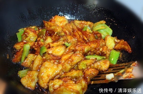 大厨教你做红烧茄子，记住这2点，不发黑不吸油，焦香软嫩不油腻