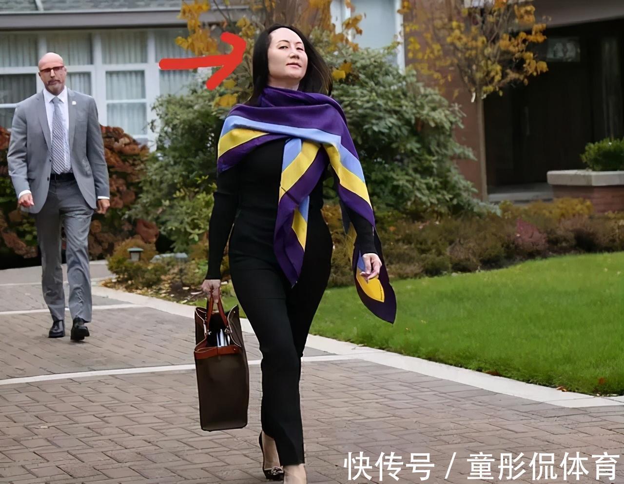 土褐色 孟晚舟终于走出别墅!穿修身针织衫腰身立显,搭配丝巾眼神太霸气