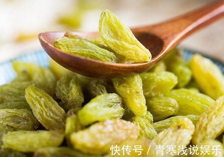 吃葡萄干|吃葡萄干，洗或不洗？清水洗等于白洗，教你一招，快速除去脏东西