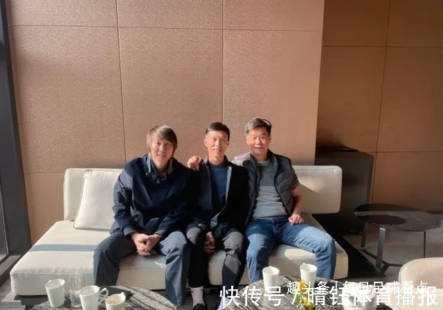 国足|画面温馨!李铁下课后首度露面,与区楚良李霄鹏合影,笑容满面