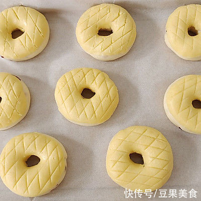 一次发酵，甜甜圈酥皮面包