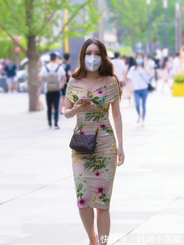 美女 缤纷夏季,选择色彩鲜亮的印花连衣裙,造型显得时尚大方又优雅