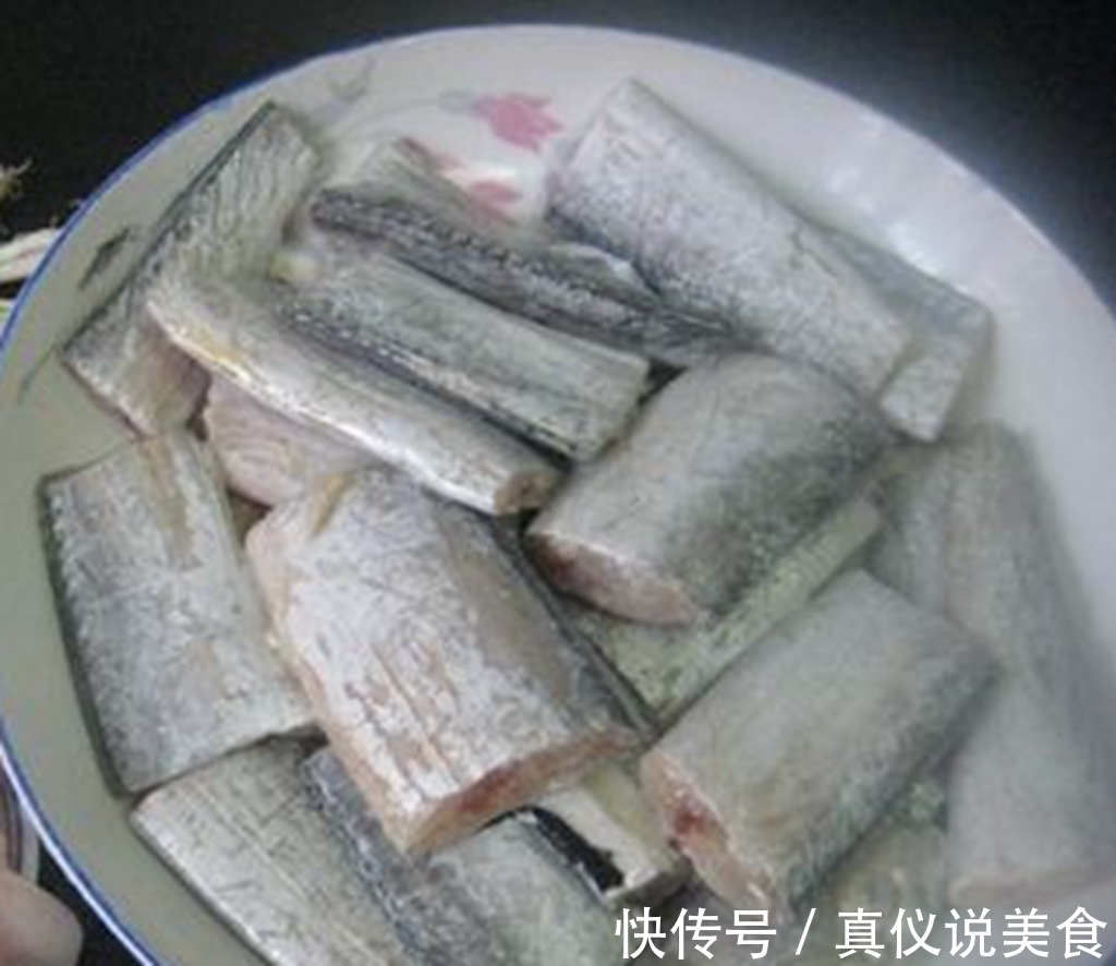 炸带鱼时,万万别直接下油锅,多加“1步”,吃起来又香脆又不腥
