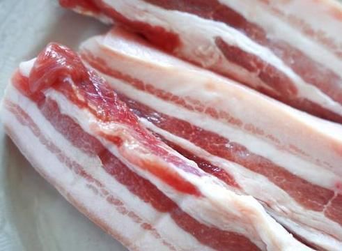 腌腊肉时,不要只会放盐,多加2种香料,腊肉更香,更易存放