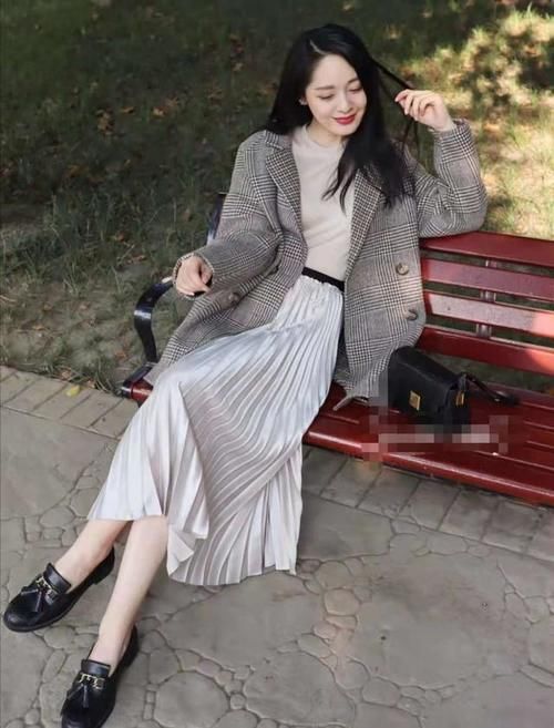 穿裙子配什么衣服好看显瘦，不同的搭配风格展现出来的气质也不同