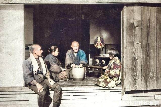 当红|日本上色老照片：当红明星给电台打广告，农村腌萝卜桶堆得很高