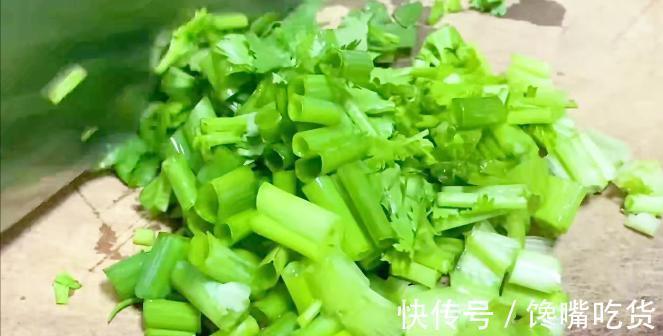 搅拌均匀|教你一个万能凉拌汁的做法，做出来跟饭店的一样香，拌啥菜都贼香