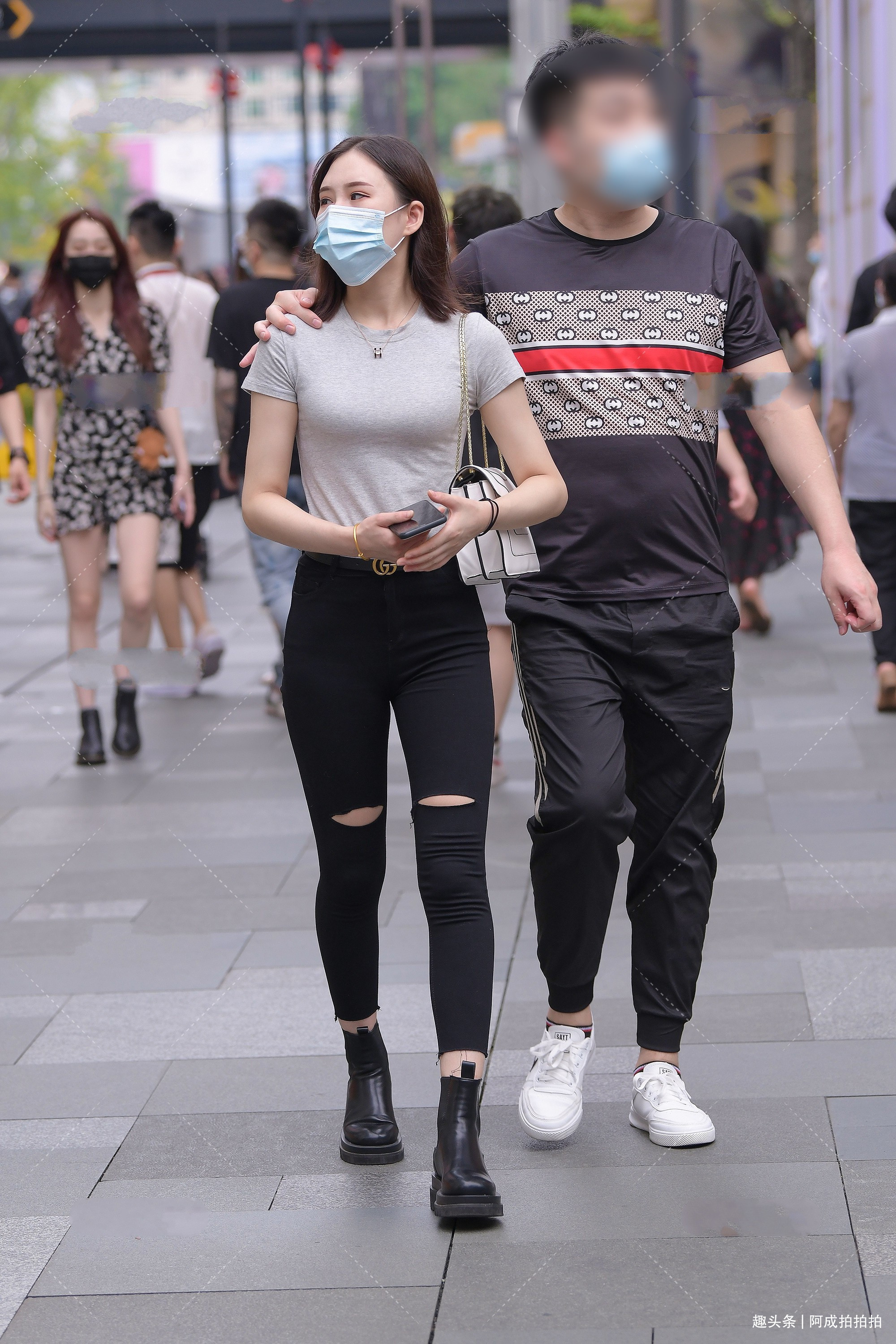 铅笔裤配上马丁靴,简单又不失时尚感