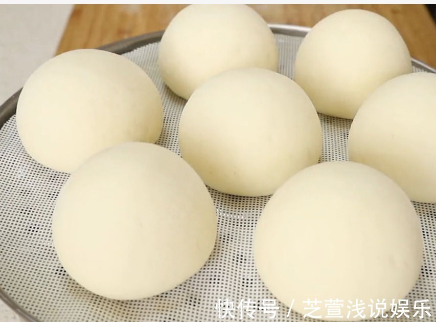 馒头|用开水烫面做馒头，是老一辈蒸馒头的方法，不发面，个个暄软回甘