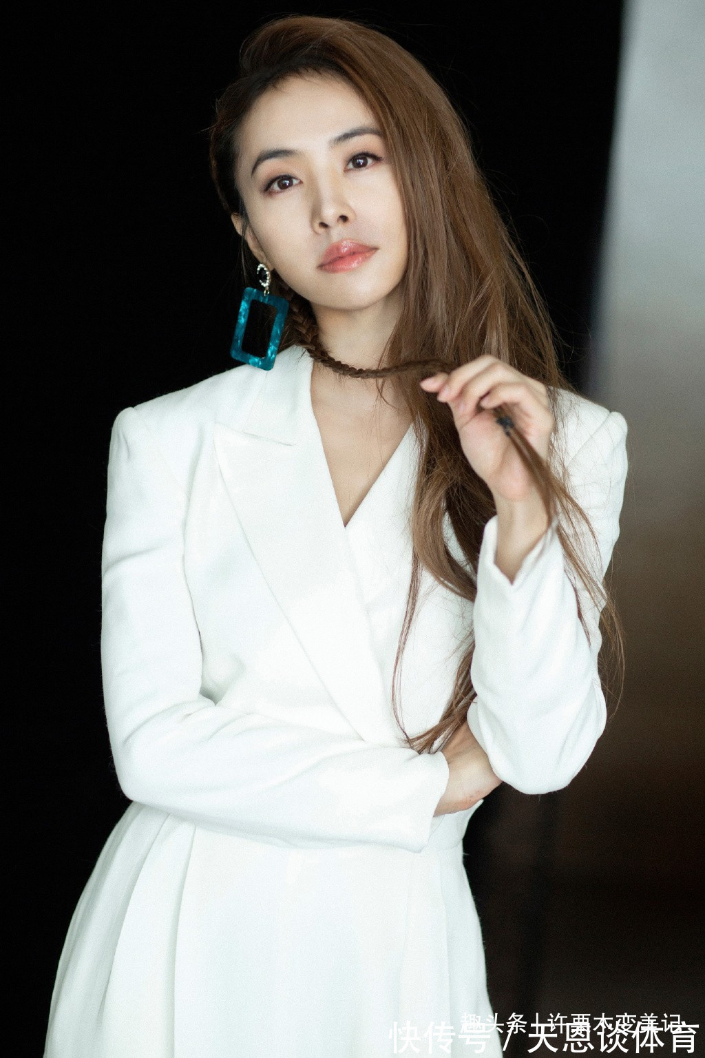 服装 女人过了40岁,别打扮的那么俗气!这5种衣服要少穿,廉价没品位