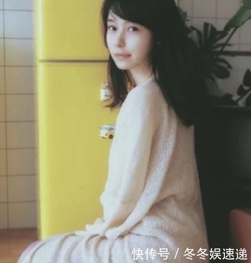 牛仔裤|美目盼兮的小姐姐,一件粉色背心配白色短裤,时尚性感迷人
