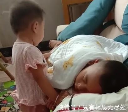 妹妹|哥哥在睡觉,妹妹担心哥哥冷,不停地盖被子,差点把哥哥给热醒了