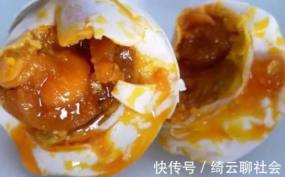 白酒|腌咸鸭蛋时,用盐和白酒很普通,大厨教你方法,个个流油起沙!