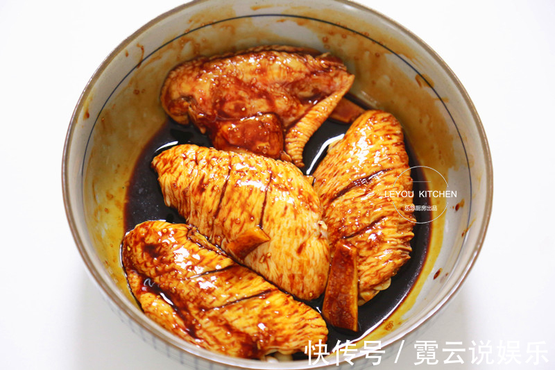 夏天的懒人焖饭，不用炒，所有料直接下锅，鸡翅嫩滑，米饭入味