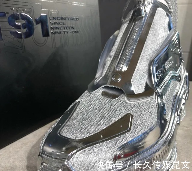 鞋型|安踏进军时装领域？疑似空山基联名款安踏新鞋型曝光！