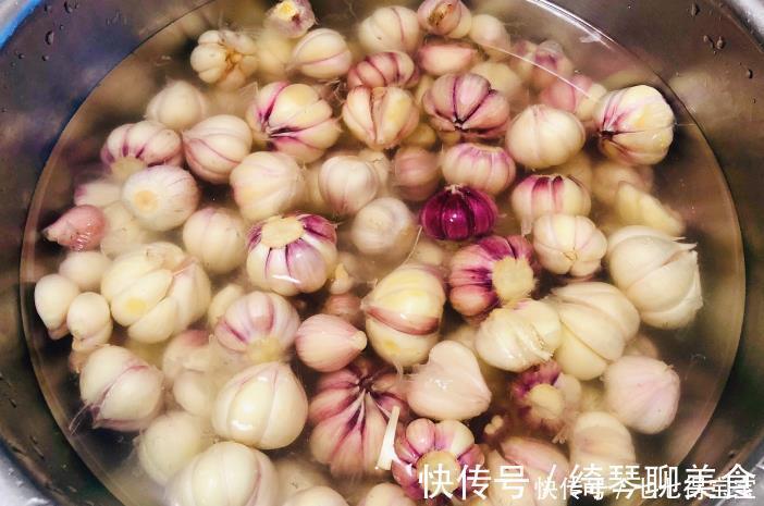 糖醋|腌糖醋蒜时,别只放醋和糖,记得多放“2个料”,蒜脆嫩香味浓