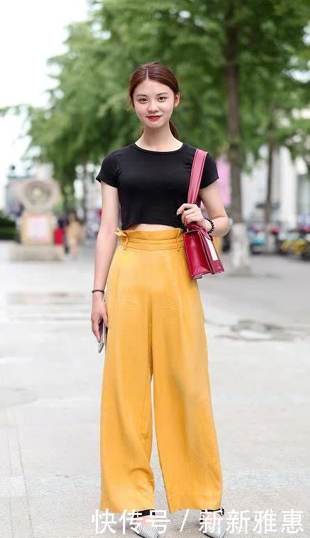 一身白色|街拍：一身白色搭配的美女，秀出白皙大长腿，让人怎么都看不够