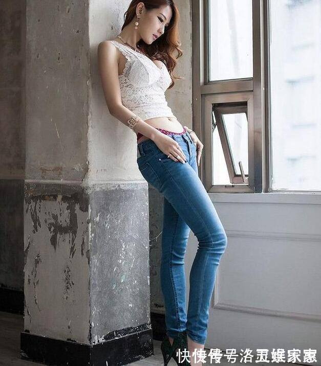 紧身牛仔裤|小姐姐穿搭时尚修身牛仔裤,凸显迷人曲线身材,女神气息十足