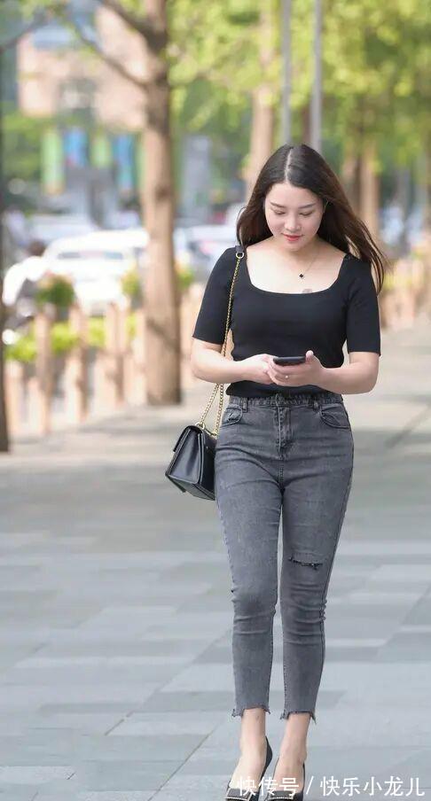 春天里 百搭的紧身牛仔裤,时尚潮流里的王者,小姐姐这穿戴堪称示范模板