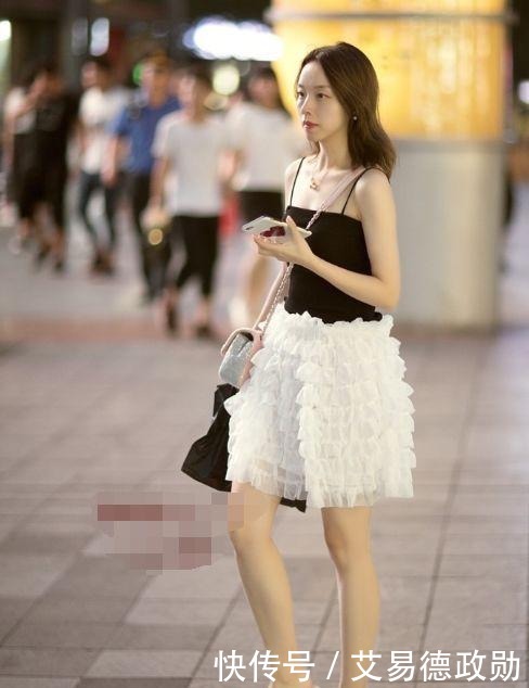 T恤|美女黑色T恤搭皮裙,配蓝色棉袜,这种时尚你懂吗?