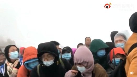 高速行驶|猝不及防！气温骤降，多个景区游客冻傻眼！有人凌晨2点挤在卫生间取暖……