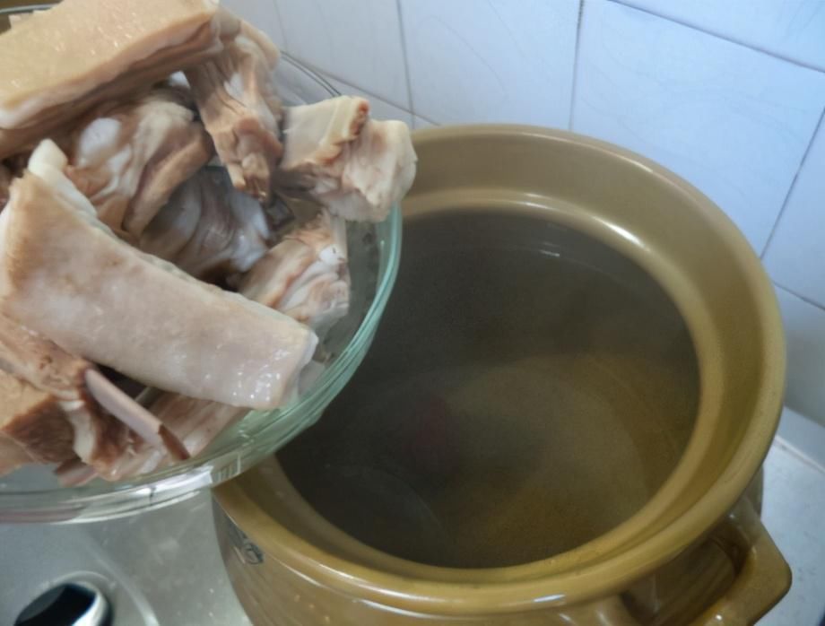 羊排|炖羊肉时，牢记“1放2不做”窍门，羊肉汤香浓肉软烂，无膻味