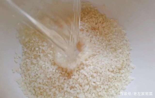 秋天的南瓜这样吃,加一碗大米,不蒸不煮,柔软多层,营养又解馋