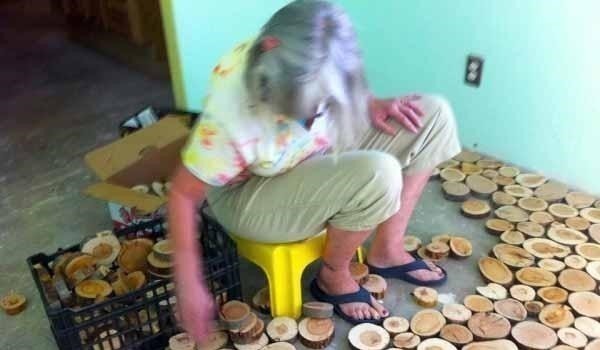 step|没钱铺地板,她把木头锯成一段段铺地上,完工后邻居忍不住称赞