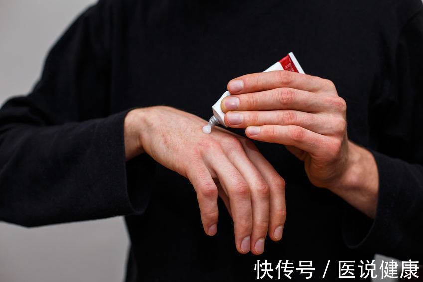 水泡|手上莫名长小水泡,又痒又痛,尽量做好这4点,或能帮你缓解