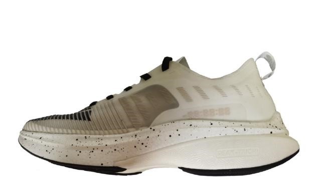 碳板跑鞋 新鞋谍照看个够!安踏又出新科技,匹克碳板跑鞋终于变帅了!