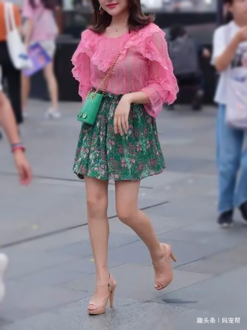 搭配 35+女人的穿衣打扮，黄色背心搭配牛仔热裤，干净无暇与众不同