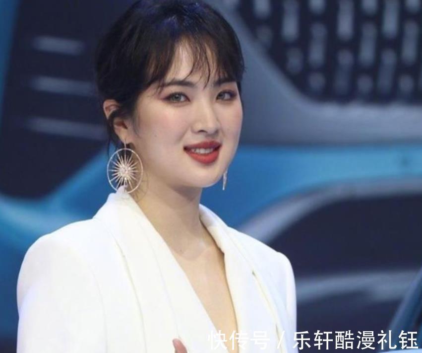 花儿与少年|《中餐厅5》海报姚安娜独自站后排,颜值普通头比周也大一圈