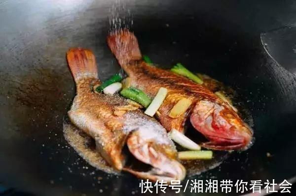 煎鱼时抹上一点这个，不破皮不粘锅还省油!
