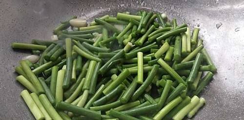 肉丝|炒猪肉时，先放油还是先放肉？很多人都搞错了，难怪肉又老又硬