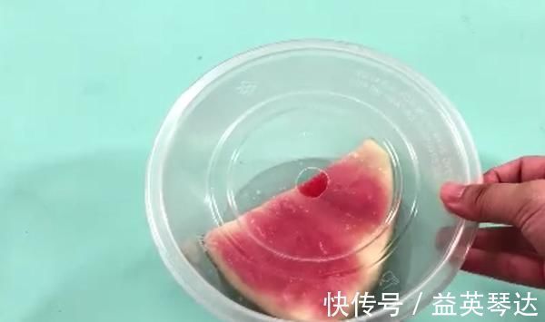 西瓜皮上滴点洗洁精,解决了家家户户夏天的烦恼,现在知道还不晚