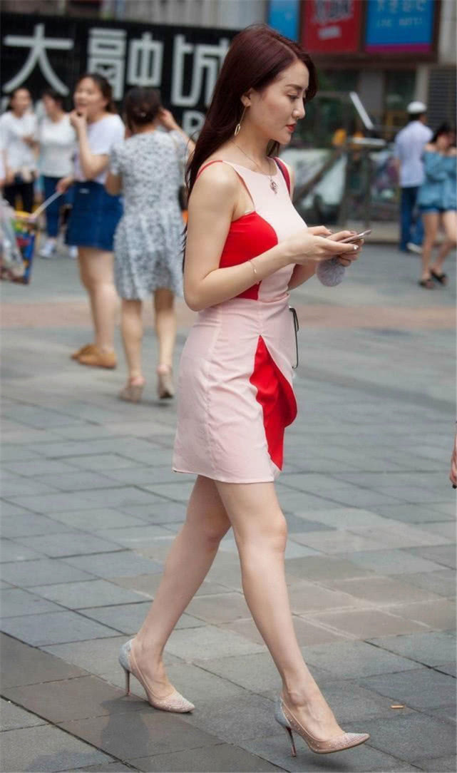 骨子里|路人街拍小姐姐的裙装干净清爽,是美在骨子里的女子!