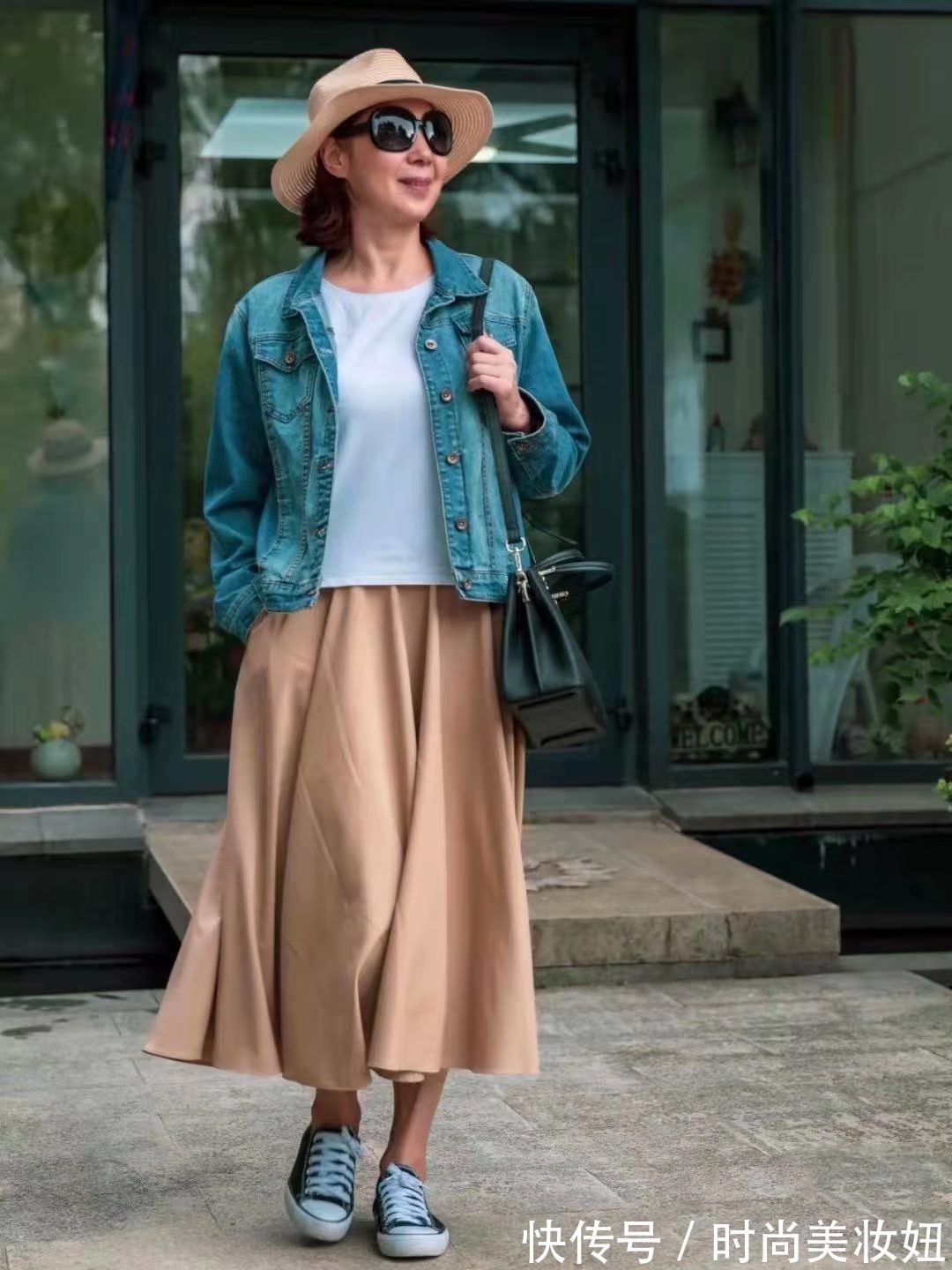 撞色 上年纪的女人不要千篇一律,学会“撞色”搭配,65岁照样美得惊艳