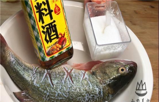 腥味|不管做什么鱼,一定不能放盐和料酒,大厨教你一招,鲜嫩无腥味