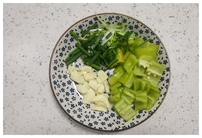 炒豆腐,不要直接下锅煎,多加这一步,豆腐外焦里嫩无豆腥味