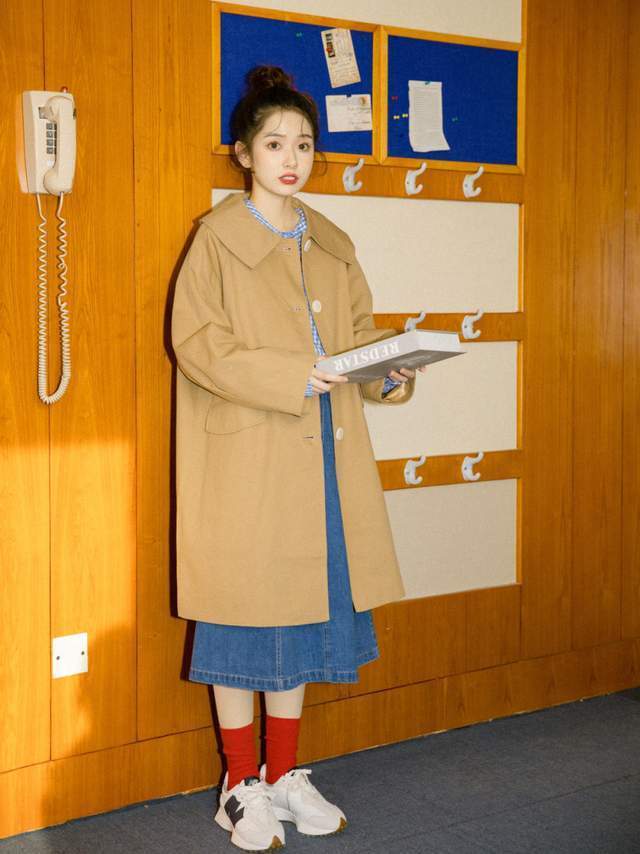 小个子 换季到底怎么穿?卡其色风衣+牛仔裙,日系又复古,美翻整个秋天