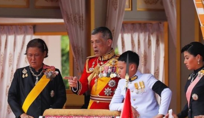 侍卫|泰国的“阿斗”?14岁提帮功在受封的时候发呆,侍卫着急推他一把